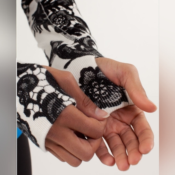 Lululemon Scuba Hoodie - StretchLaceoflage Polar Cream Black. Sz 8 - Picture 5 of 9